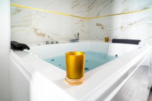 Kúpeľňa v ubytovaní Suite L'éclipse Paris, logement avec jacuzzi, à 10 minutes des Champs Elysées