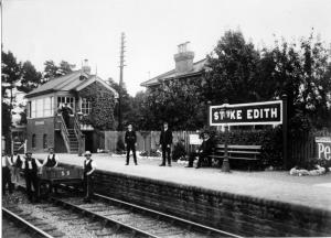 uma foto em preto e branco de pessoas em uma estação de trem em The Booking Office, Stoke Edith Station em Hereford