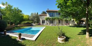 a yard with a swimming pool and a house at La Ruette aux Loups in Collonges-au-Mont-dʼOr