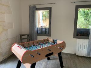 una mesa de ping pong en una habitación en L'Hospitalet, en Lansargues
