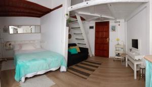 ein Schlafzimmer mit einem Bett, einem Schreibtisch und einer Treppe in der Unterkunft Loft PapaPepe in Arucas
