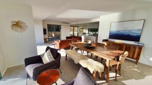 A seating area at Harbour View - Two