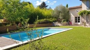 uma piscina no quintal de uma casa em La Ruette aux Loups em Collonges-au-Mont-dʼOr