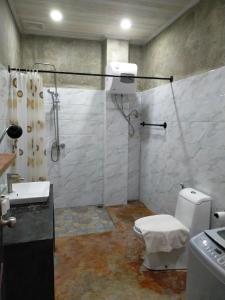 y baño con ducha, aseo y lavamanos. en Zen Résidence Laos #5 to #8, en Luang Prabang