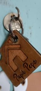 eine Schlüsselkette mit dem Buchstaben x darauf in der Unterkunft Loft PapaPepe in Arucas