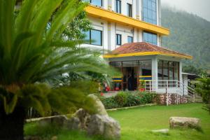 Um jardim no exterior de Siddhartha Riverside Resort, Chumlingtar