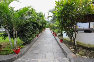 Um jardim no exterior de Siddhartha Riverside Resort, Chumlingtar