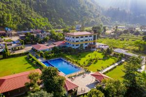 uma vista aérea de um resort com piscina em Siddhartha Riverside Resort, Chumlingtar em Makaising