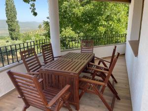 uma mesa de madeira e cadeiras numa varanda em Vivienda Turistica Alojamiento Rural CASA IRENE II em Segura de la Sierra