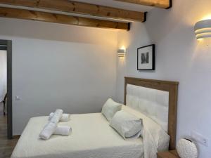 Vivienda Turistica Alojamiento Rural CASA IRENE II في سيغورا دي لا سييرا: غرفة نوم عليها سرير محشوة
