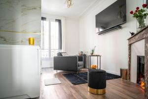 Televízia a/alebo spoločenská miestnosť v ubytovaní Suite L'éclipse Paris, logement avec jacuzzi, à 10 minutes des Champs Elysées