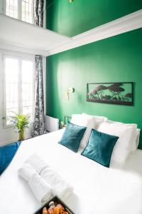 Posteľ alebo postele v izbe v ubytovaní Suite L'éclipse Paris, logement avec jacuzzi, à 10 minutes des Champs Elysées
