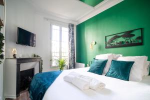 Łóżko lub łóżka w pokoju w obiekcie Suite L'éclipse Paris, logement avec jacuzzi, à 10 minutes des Champs Elysées