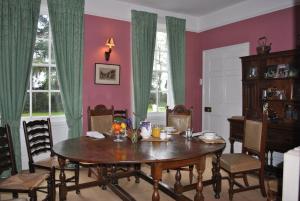 uma sala de jantar com mesa e cadeiras em Church house 