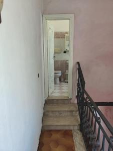 una escalera que conduce a un baño con aseo en Al Piccolo Alloggio en San Carlo