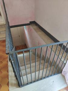 una escalera vacía en una habitación con barandilla en Al Piccolo Alloggio en San Carlo