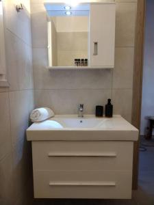 a bathroom with a white sink and a mirror at Bay-dream 1 in Adamas