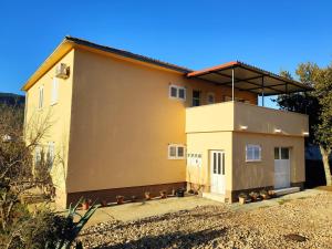 a house with a side view of it at Apartman-studio, Salamunic, Pelinje, Jelsa in Jelsa