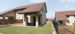 a house with a large yard with a fence at Casa da Rabeira con terraza barbacoa y aparcamiento in Cambados