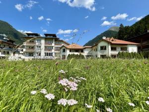 un campo de flores frente a las casas en Apart Montanara, en Ischgl