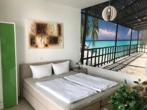 a bedroom with a bed and a view of the ocean at Zernsee-Perle an der Hafenpromenade in Werder in Werder