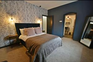 Un pat sau paturi într-o cameră la Boutique cottage set in historic town of Clitheroe