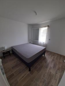 1 dormitorio con 1 cama y suelo de madera en Maison Aureilhan Mimizan Landes, en Aureilhan