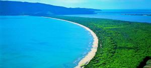 una vista aérea de la playa y del océano en da nico en Orbetello