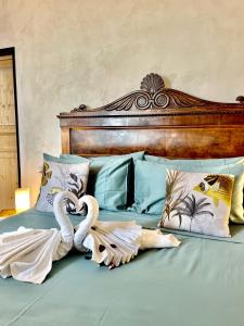 Una cama con dos cisnes encima. en Corallini Luxury Apartments - Apartment Aka en Cervo