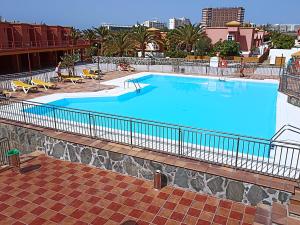 Vista de la piscina de Bungalow Ca Margarita San Agustín o d'una piscina que hi ha a prop