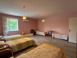Een bed of bedden in een kamer bij Azoyan Holiday Resort