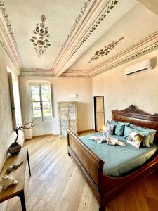 1 dormitorio con cama y techo artesonado en Corallini Luxury Apartments - Apartment Aka en Cervo