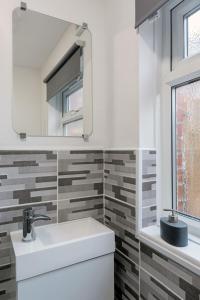 a bathroom with a sink and a mirror at 1 Bed Holiday Apartment,Pets are Welcome in Weymouth