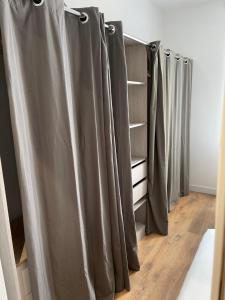 una fila de cortinas grises en una habitación en Appartement vue sur l ocean, en Hendaya