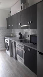 cocina con lavadora y lavadora en Appartement vue sur l ocean, en Hendaya