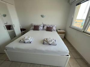 Postel nebo postele na pokoji v ubytování Apartments Galeb