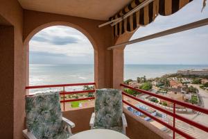 d'un balcon avec des chaises et une vue sur l'océan. dans l'établissement Genova, à Campoamor