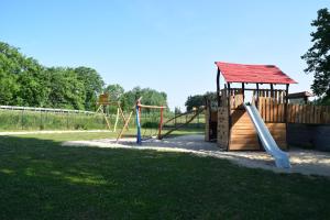 Land-gut-Hotel Seeblick tesisinde çocuk oyun alanı