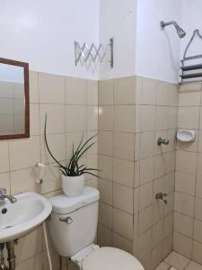 Ένα μπάνιο στο Aliyahs’s Place: Staycation in Valley Golf Cainta