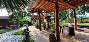 Aed väljaspool majutusasutust Baan Suan Taboon Homestay