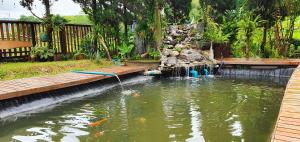 Aed väljaspool majutusasutust Baan Suan Taboon Homestay