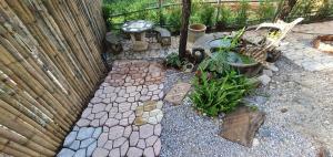 Aed väljaspool majutusasutust Baan Suan Taboon Homestay