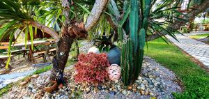 Aed väljaspool majutusasutust Baan Suan Taboon Homestay