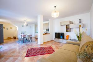 a living room with a couch and a table at Casa Coga in Tresnuraghes
