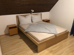 Un pat sau paturi într-o cameră la Valentin Vendégház