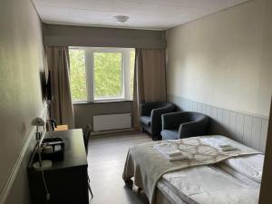 Postel nebo postele na pokoji v ubytování Sørreisa Hotell