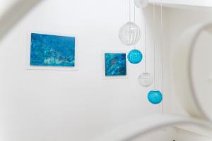 una stanza con opere d'arte blu e bianche sul muro di Hotel San Francesco a Ischia
