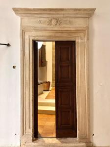 uma porta com uma porta de madeira num quarto em Sanpolo 1544 Antique Room em Urbino