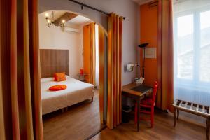 Postel nebo postele na pokoji v ubytování Logis Auberge De Tavel