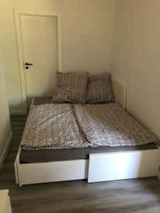 ein kleines Schlafzimmer mit einem Bett in einem Zimmer in der Unterkunft Ferienwohnung Marli in Marburg an der Lahn